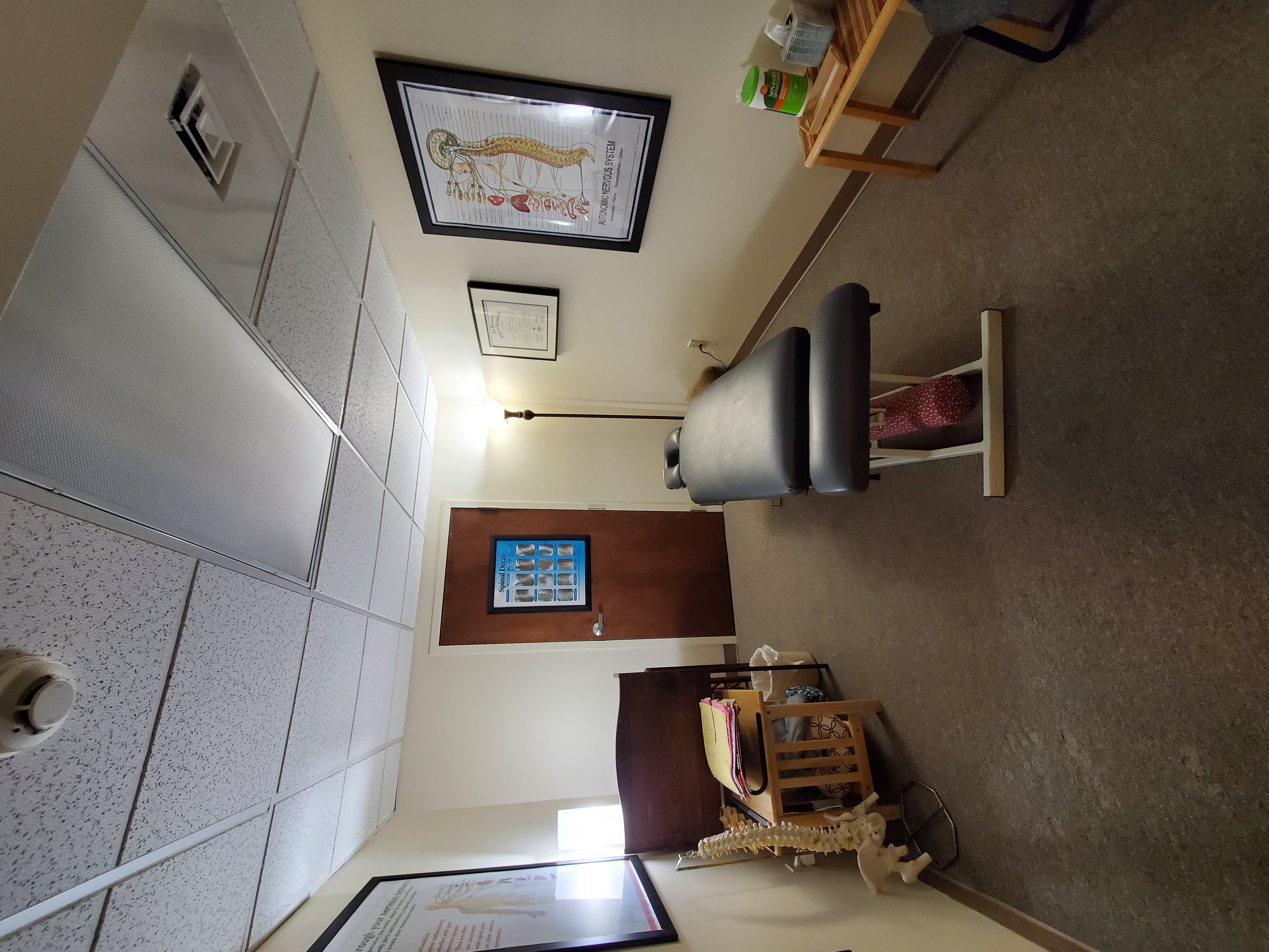 Chiropractic treatment room with adjusting table